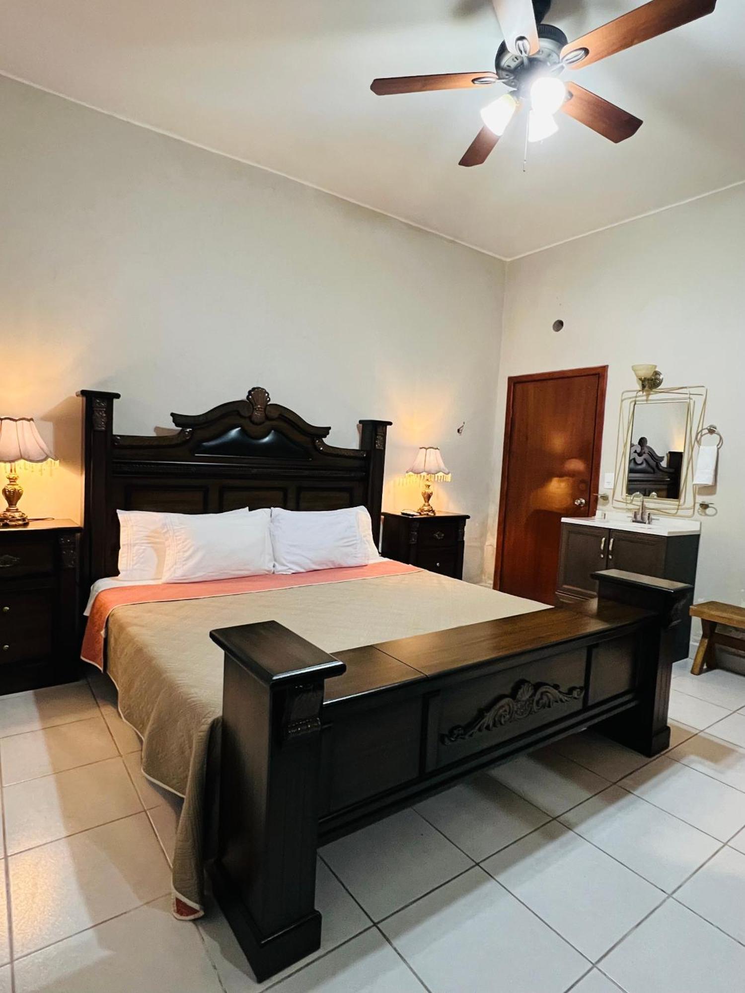 Hosteria Casa Marquez León de los Aldamas Extérieur photo