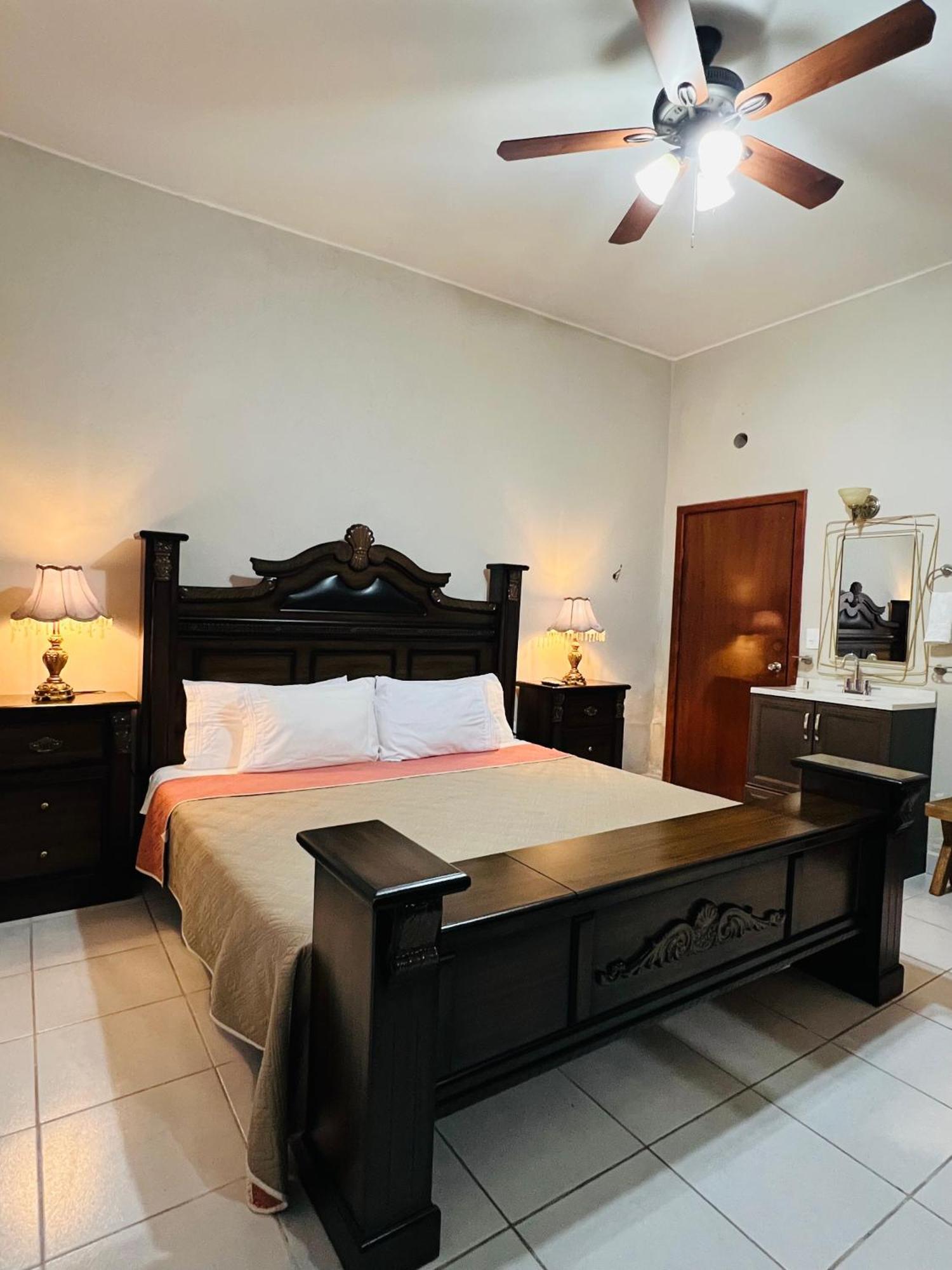 Hosteria Casa Marquez León de los Aldamas Extérieur photo