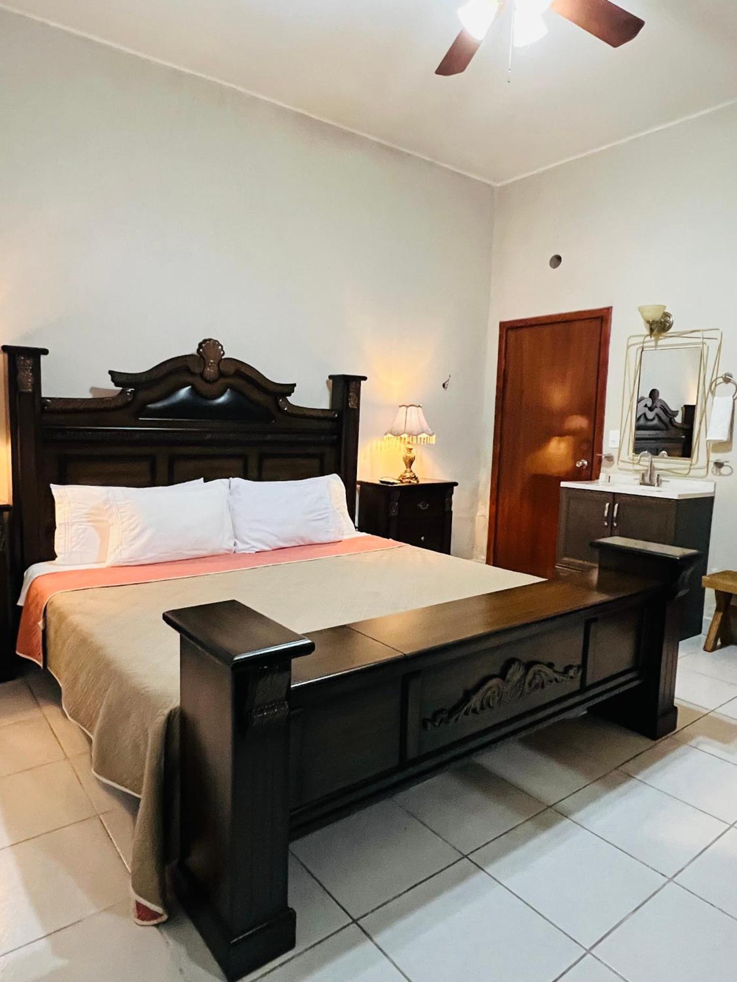 Hosteria Casa Marquez León de los Aldamas Extérieur photo