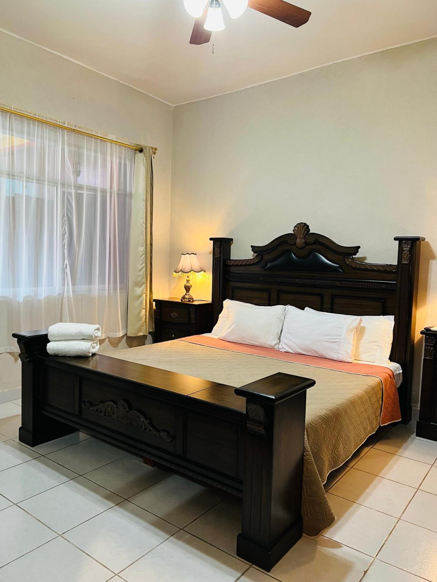 Hosteria Casa Marquez León de los Aldamas Extérieur photo